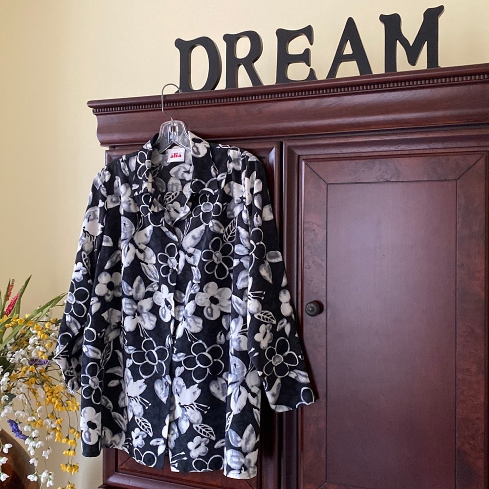 3 for $15. Beautiful Vintage Blouse.  Like NEW!  Size L